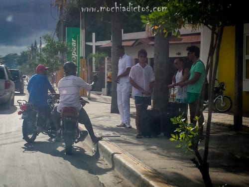 Motoconchos convenciendo a extranjeros para llevarlos.