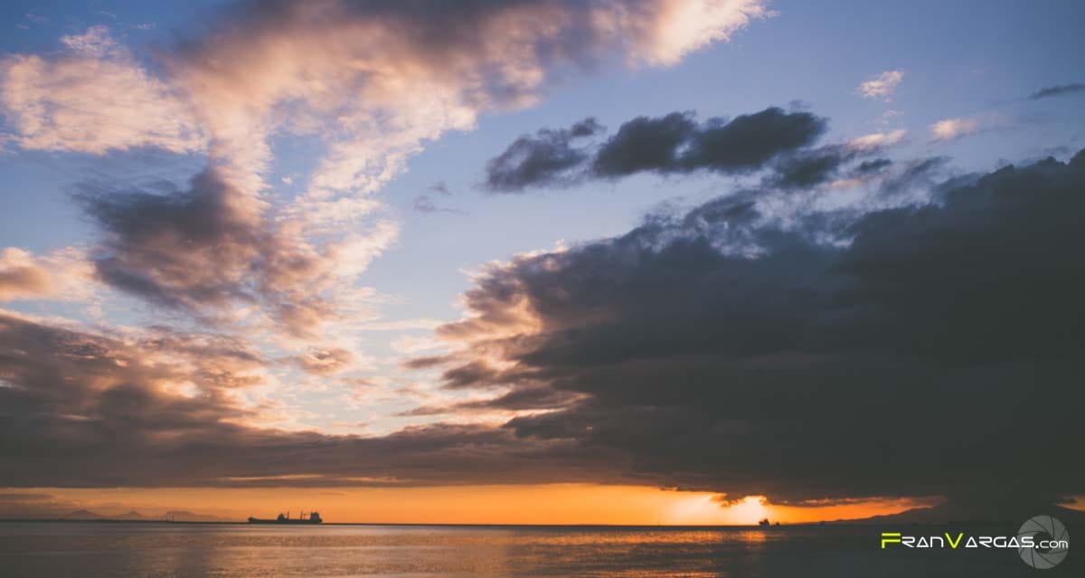 Puesta de sol en el Malecon de la bahía de Manila