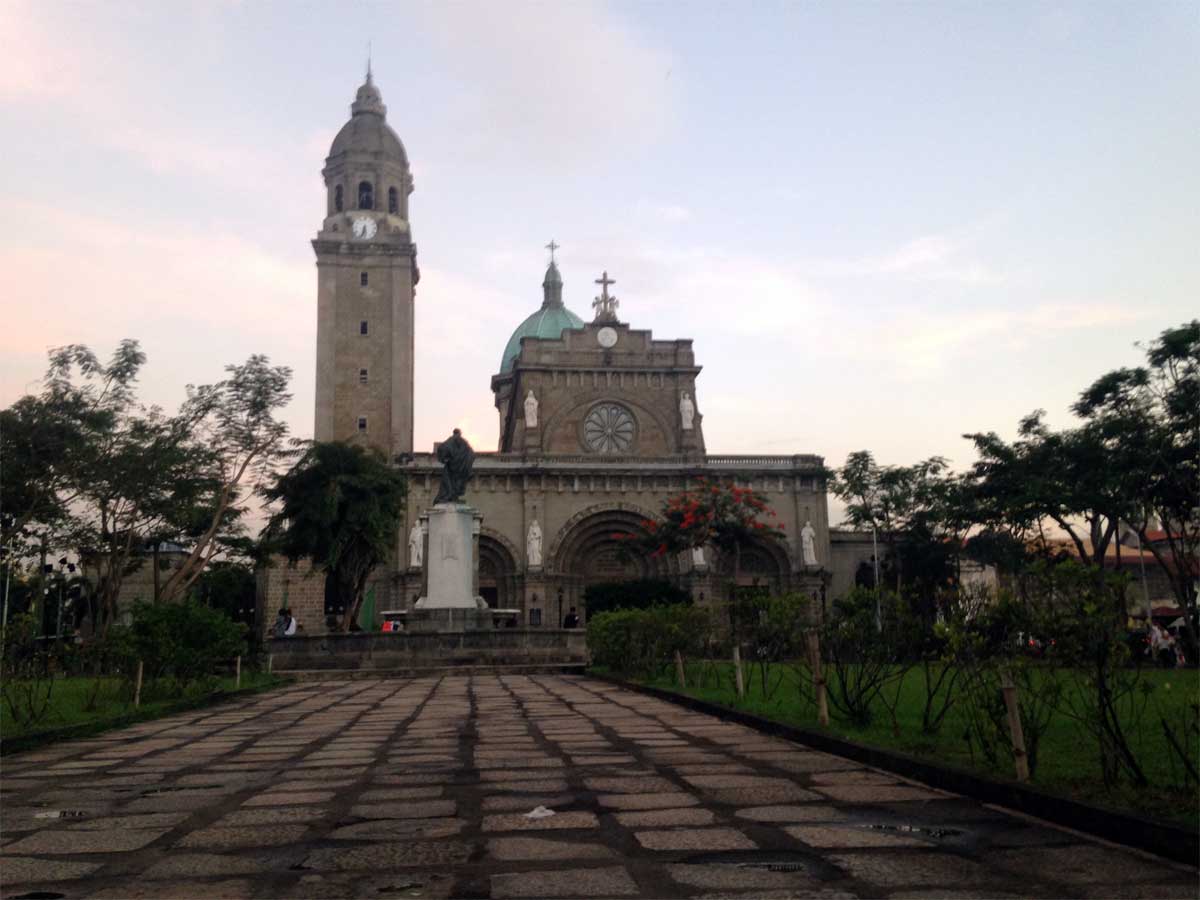 Catedral de Manila desde la Plaza Roma