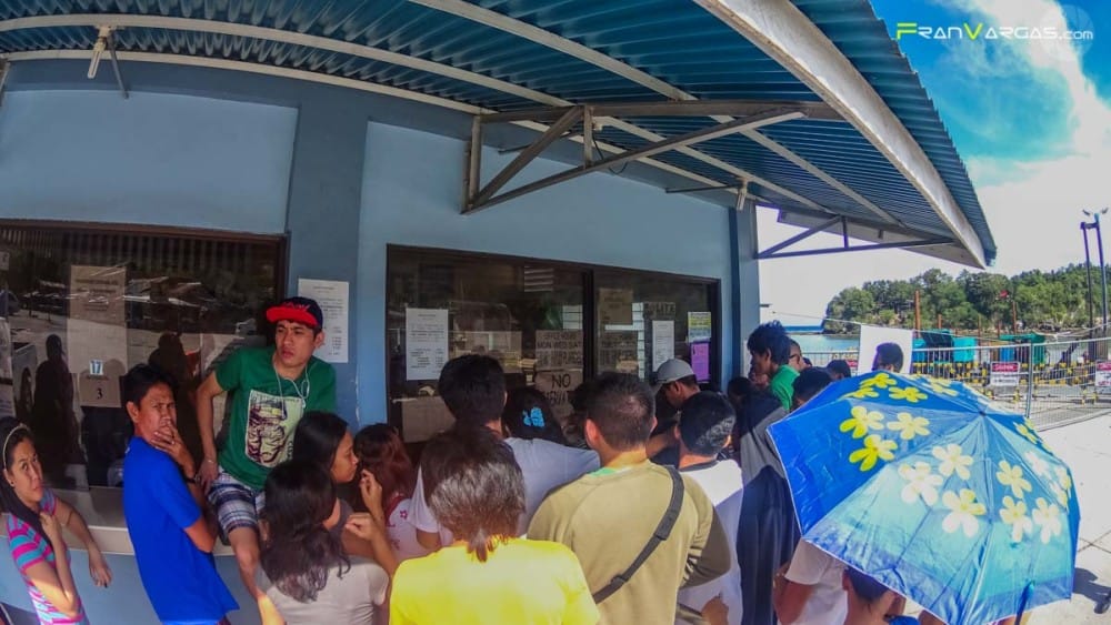 Cola para comprar tickets de ferry en Siquijor