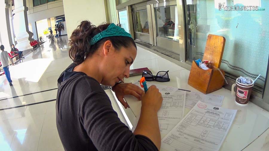Rellenando los papeles en inmigración en Laos