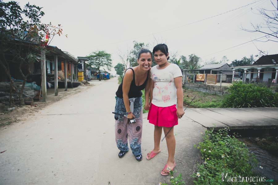 Con la única niña de la aldea