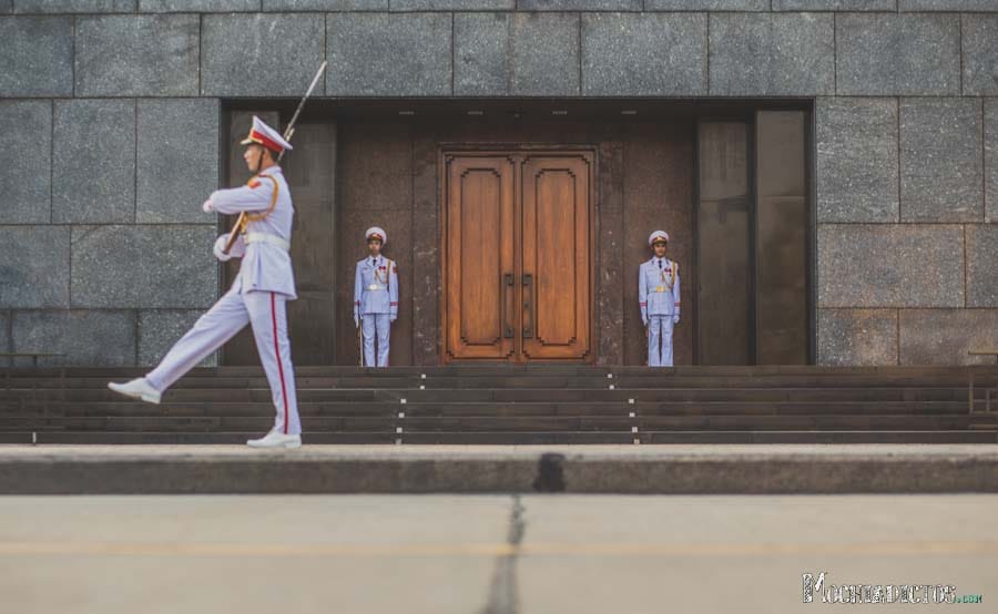 Cambio de guardia en el Mauselo de Ho Chi MIn