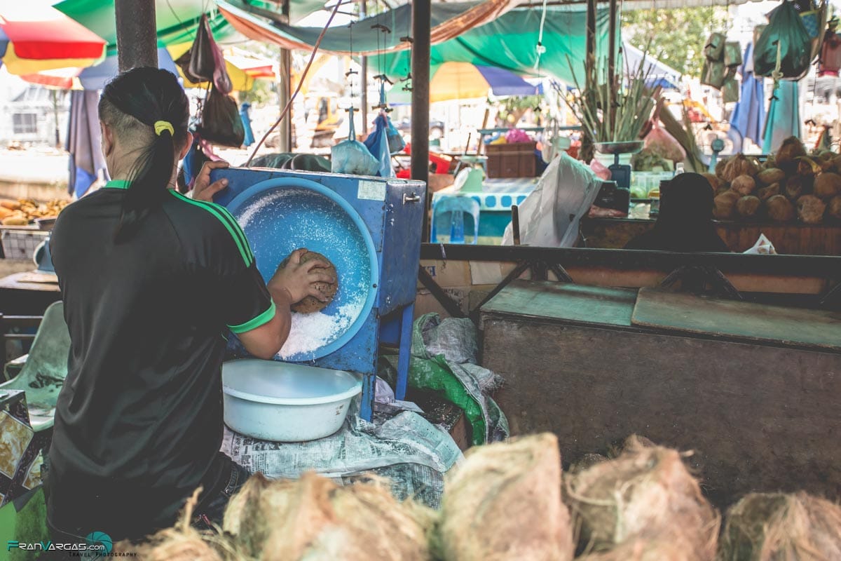 Rallando coco en un pequeño mercado callejero