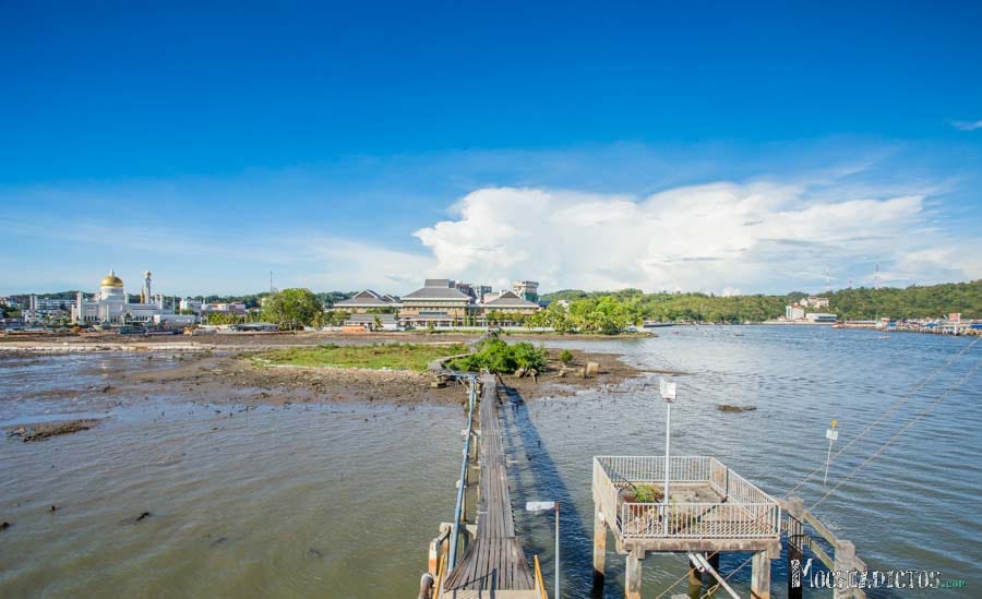 Puente para cruzar GRATIS al pueblo flotante