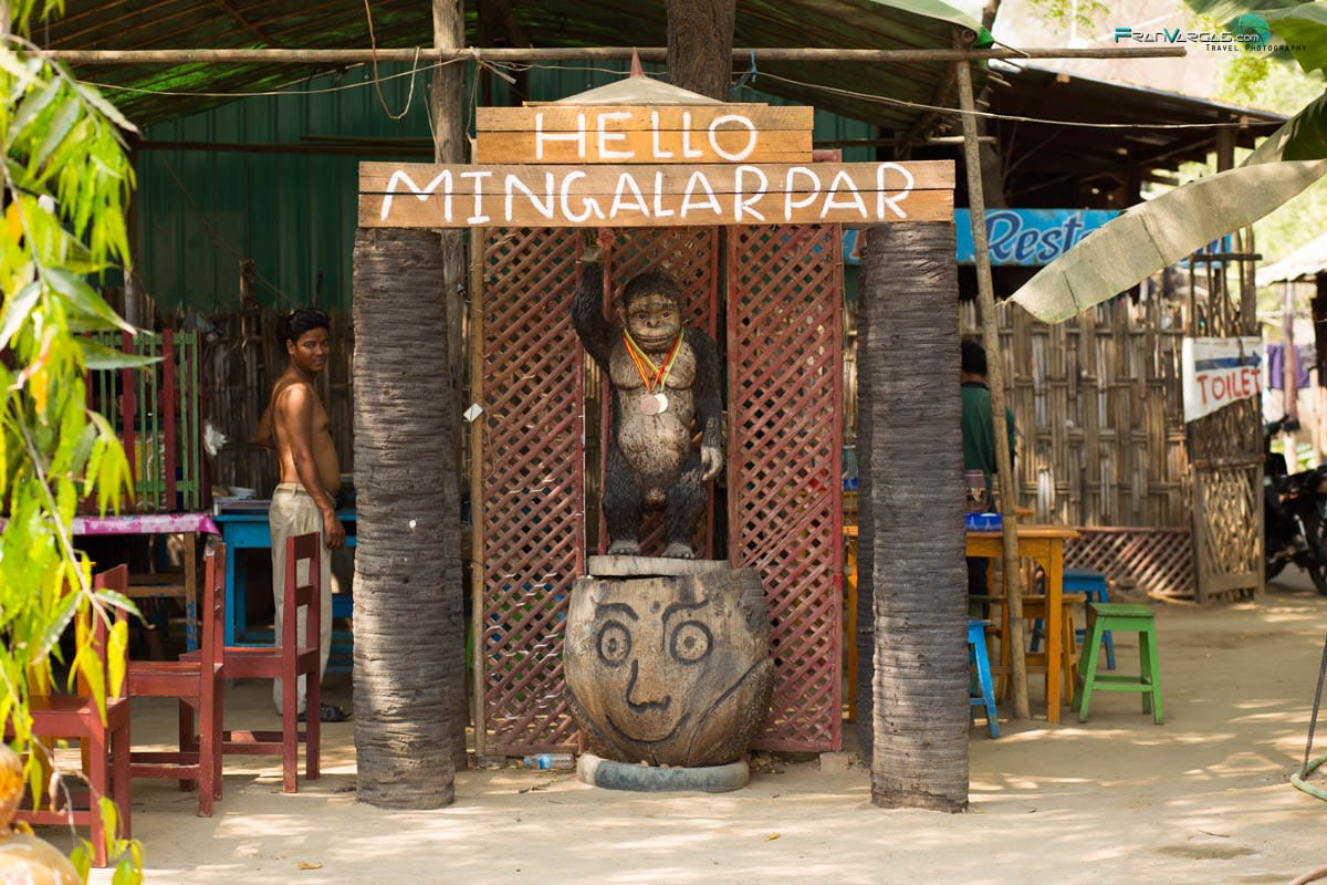 Puerta de un bar en Bagan