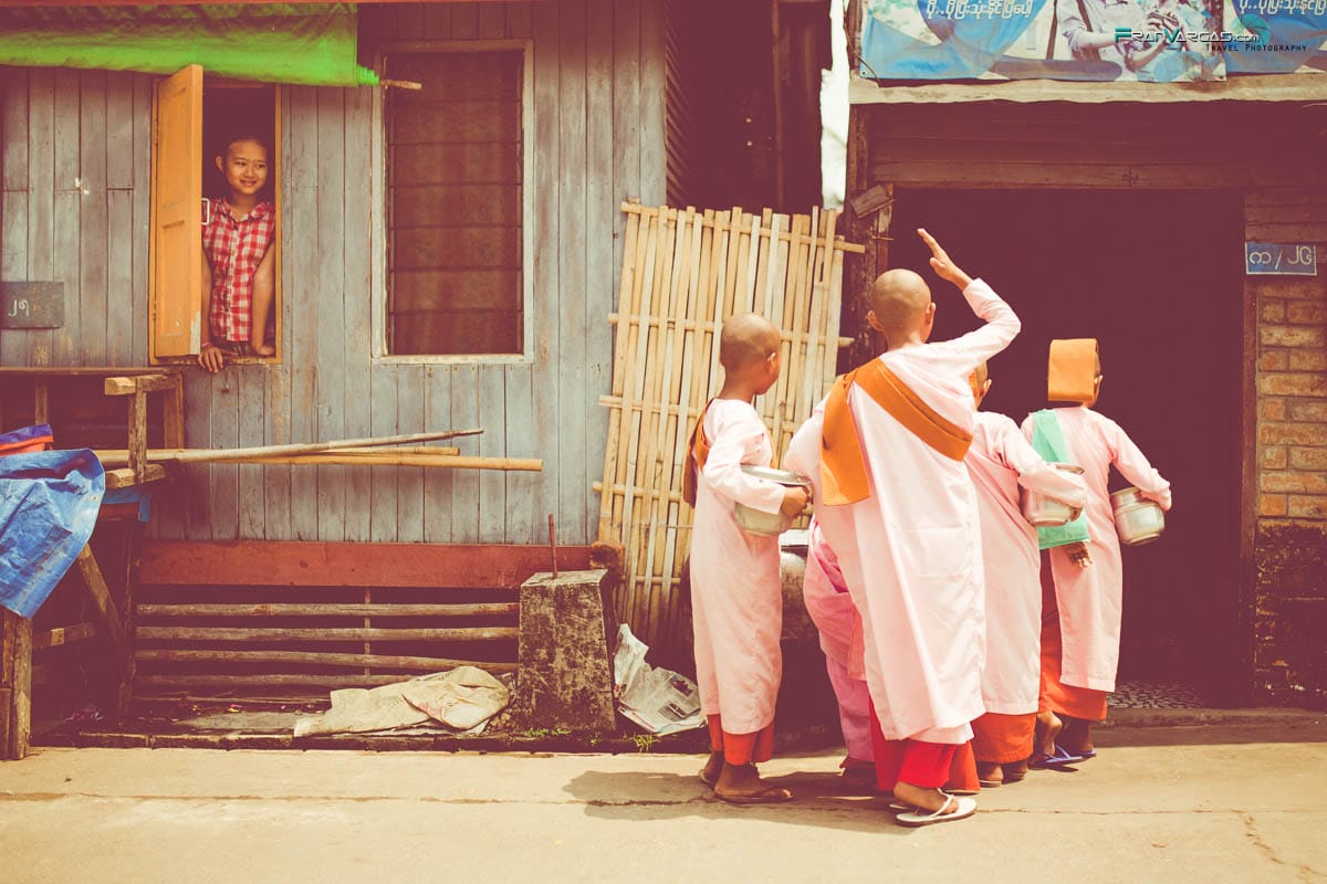 Pequeños monjes en la puerta de una casa en Yangon