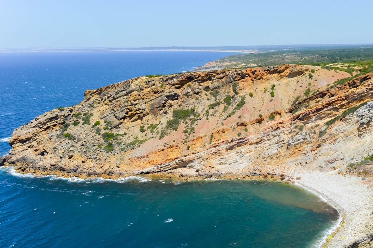 Vistas de una playa desértica desde el faro