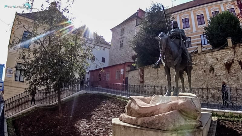 Subiendo hacia la puerta de piedra