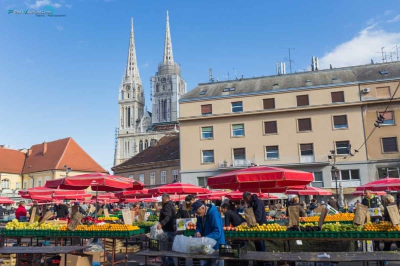 Vistas de la catedral de Zagreb desde el mercado Dolac