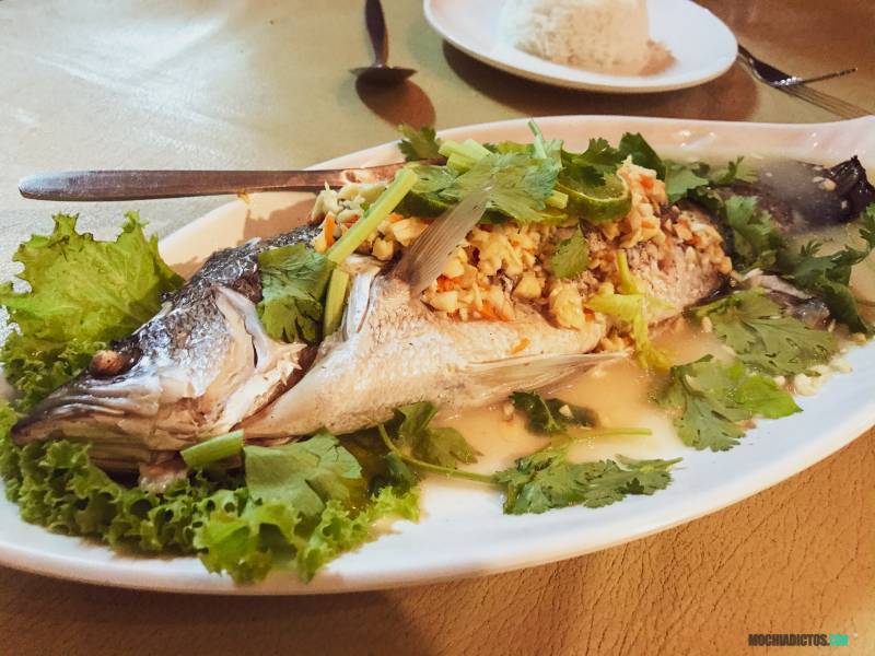 Comer pescado en Koh Tao