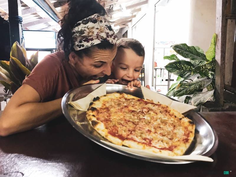 comer pizza en Koh Tao