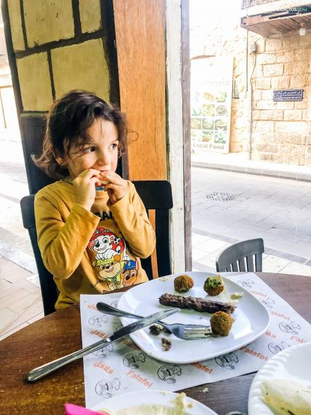 Comiendo en Madaba con niños