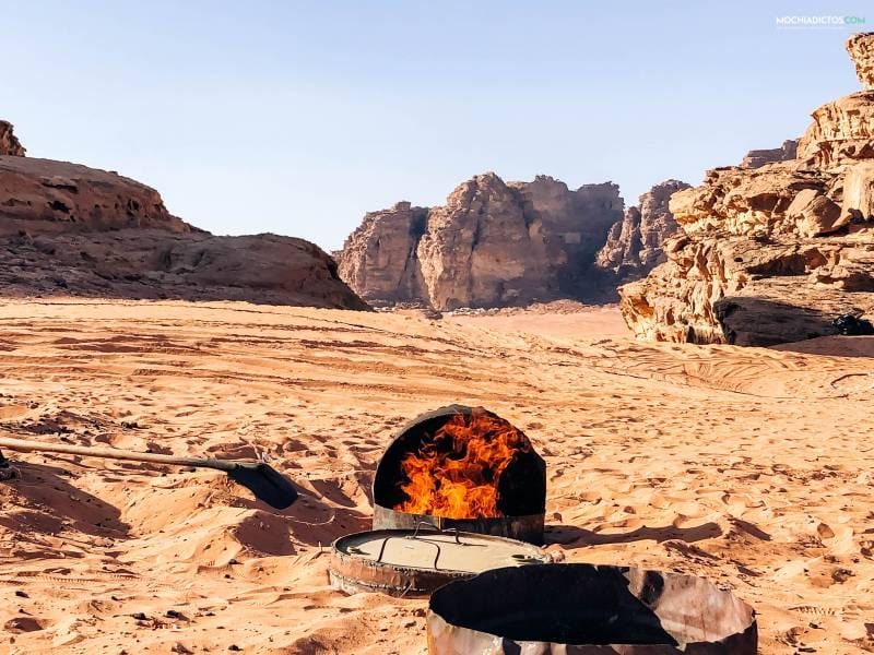 Barbacoa beduina en el desierto Jordania