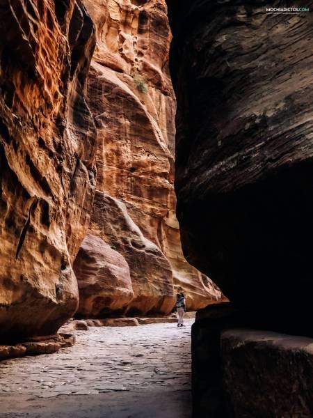 Caminando por el siq con la mochila de porteo