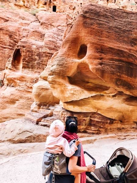 Petra con bebé carrito