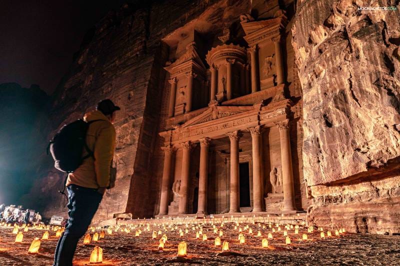 Petra de noche con niños