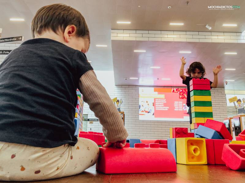 Lego house con niños pequeños