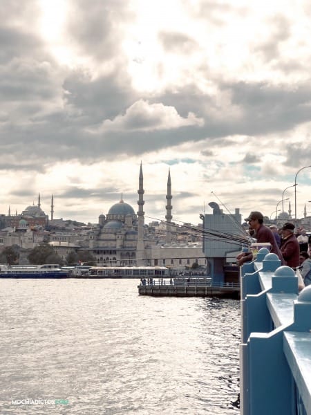 Pescadores en el puente galata