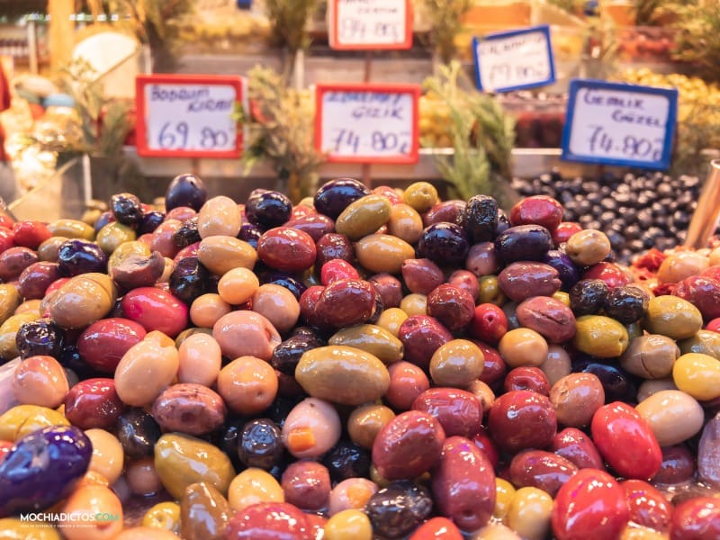 aceitunas en un mercado callejero Estambul