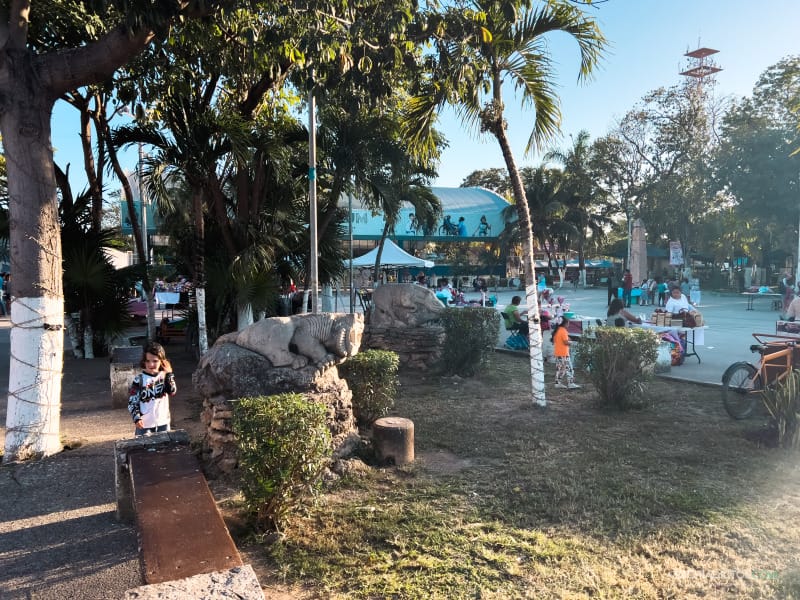Plaza de tulum con niños