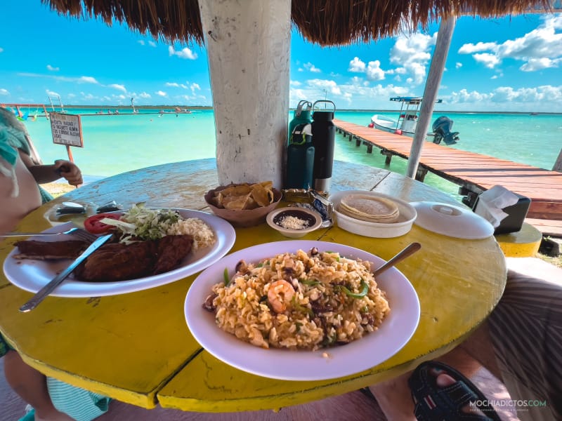 comida en el balneario de bacalar