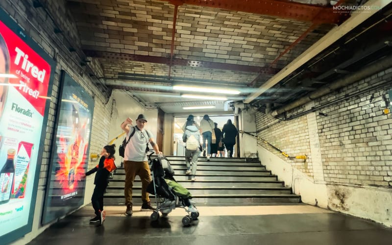 metro en londres con niños con carrito de bebé