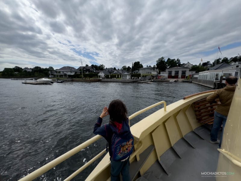 ferry por los fiordos de OSlo con niños