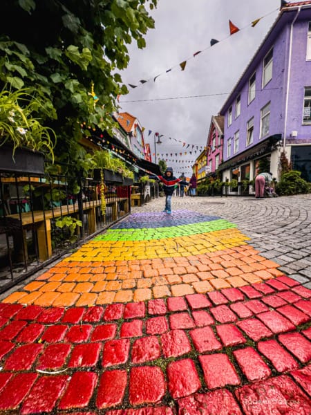 stavanger con niños casas coloridas