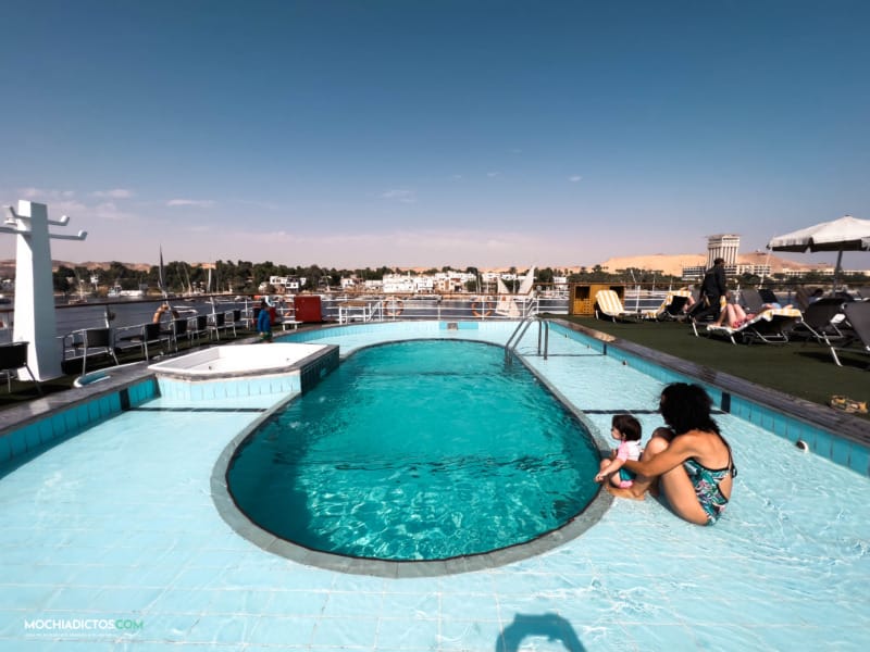 En la piscina en el Crucero por el Nilo