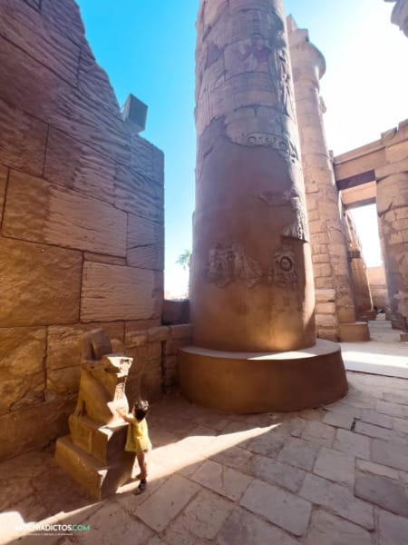 templos de Luxor egipto con bebé