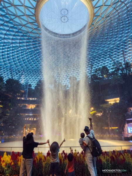 escala aeropuerto Singapur cascada interior