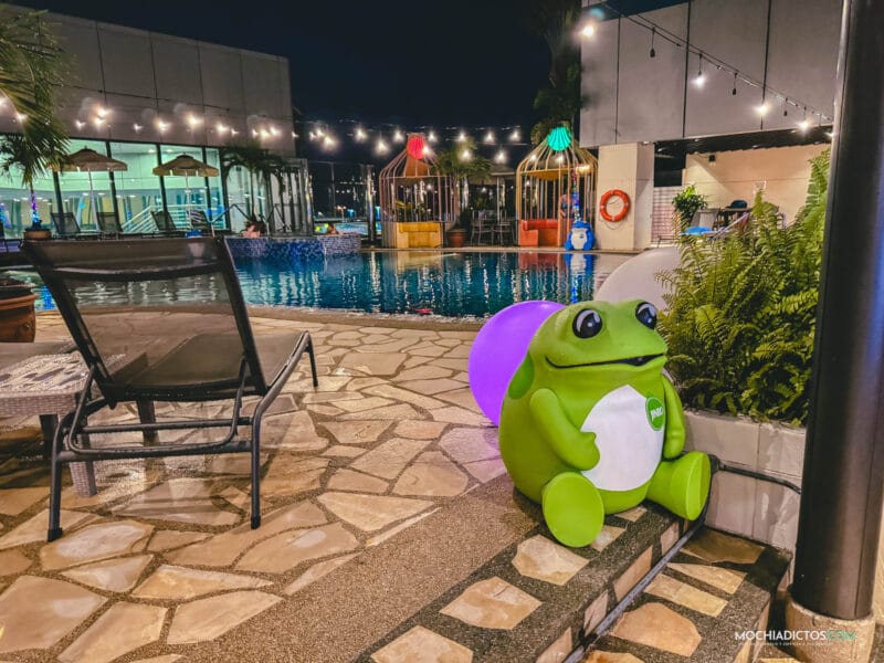 piscina dentro del aeropuerto de Singapur-mochiadictos