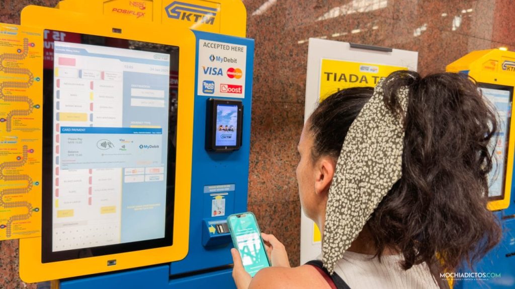Pagando transporte en Malasia con tarjeta