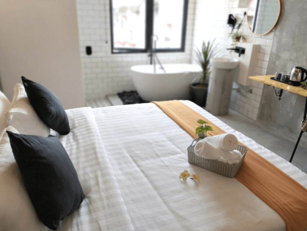 Habitación con bañera en Silvan Garden, uno de los mejores hoteles de Tanah Rata