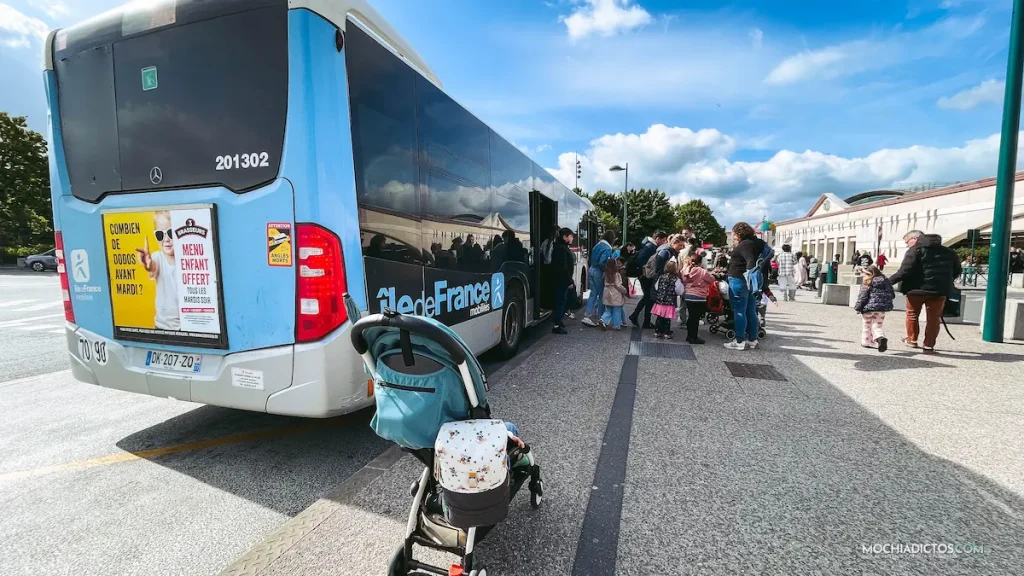 Bus local en la puerta de parques Disney