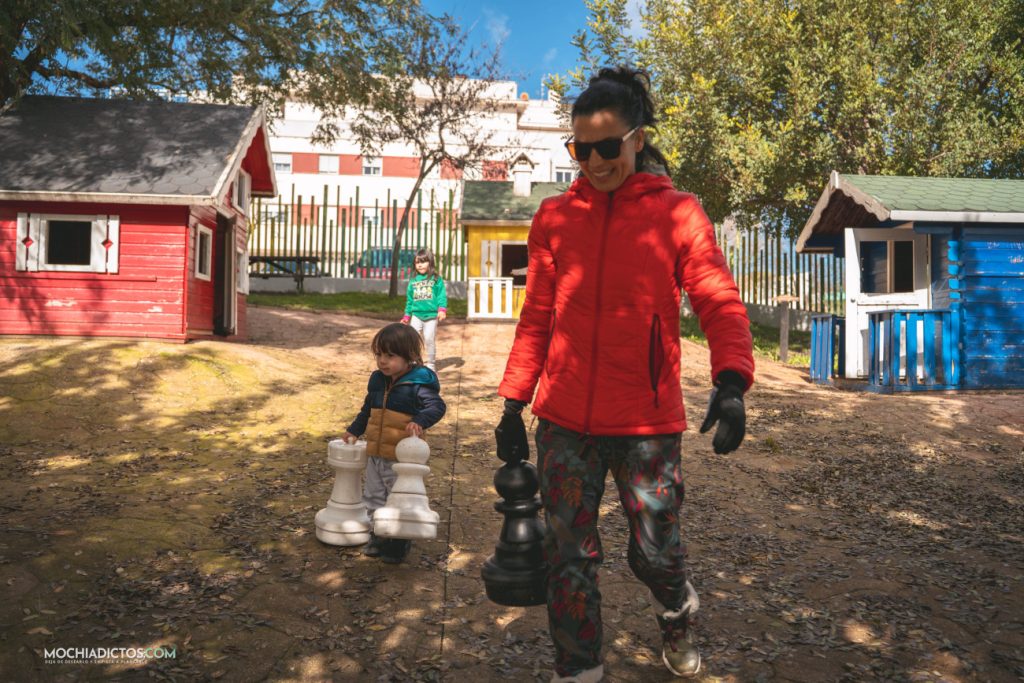 Ajedres gigante en el parque de Cabra