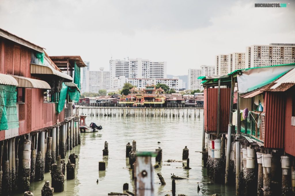 Al fondo Hean Boo Thea Templo sobre el mar en penang