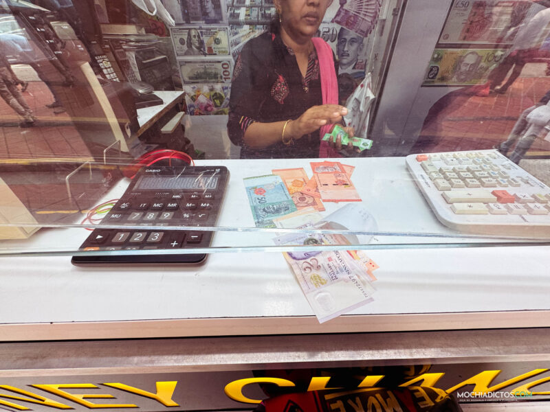 Cambiando ringgits malayos en una casa de cambio en Little India, Singapur