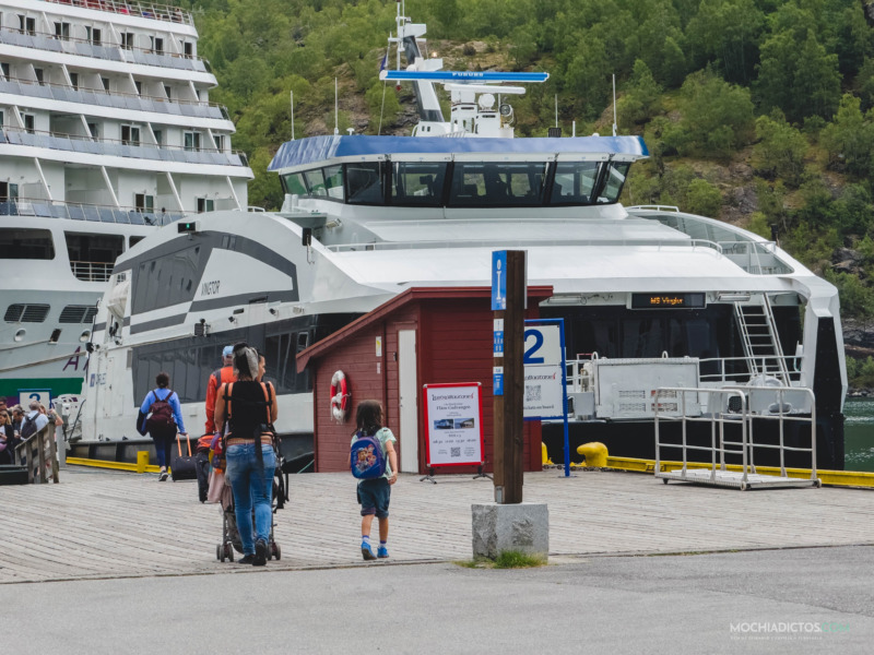 Ferry local fiordo de los sueños