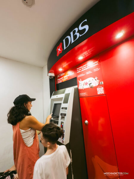 Intentando retirar dinero en un cajero DBS en Singapur, que sí cobra comisión a tarjetas extranjeras