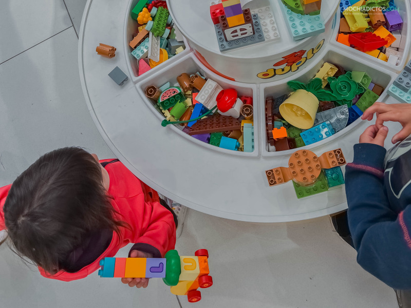 Jugando con duplo en la tienda Lego
