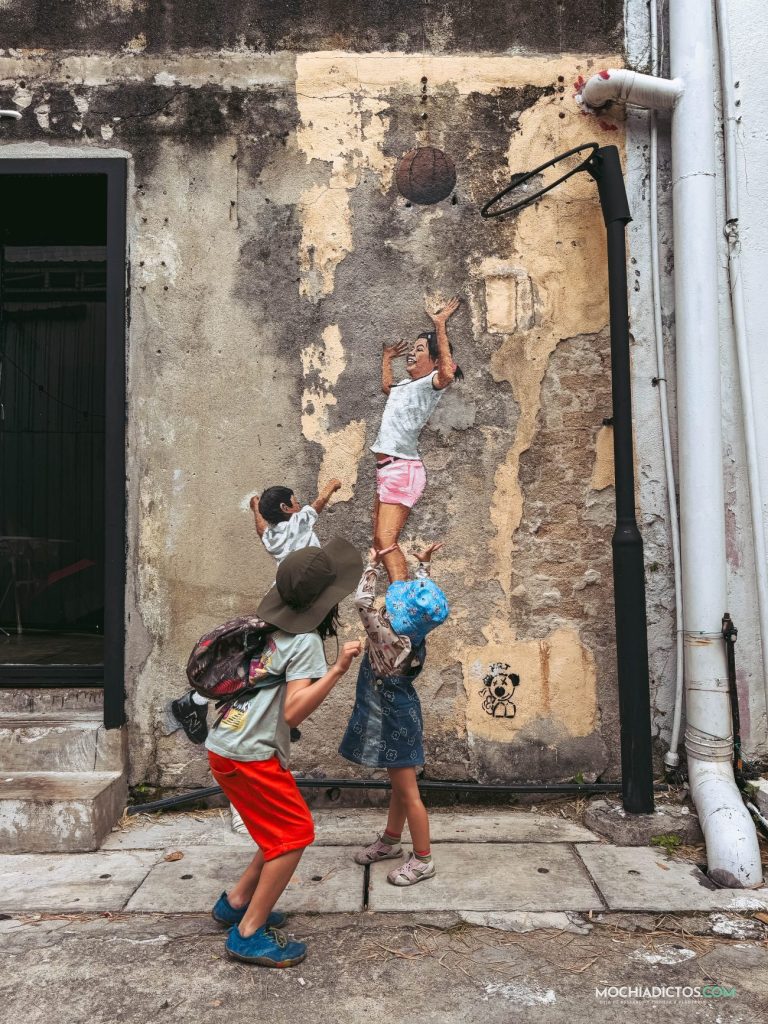 Mis hijos divirtiendose con el arte callejero de George Town
