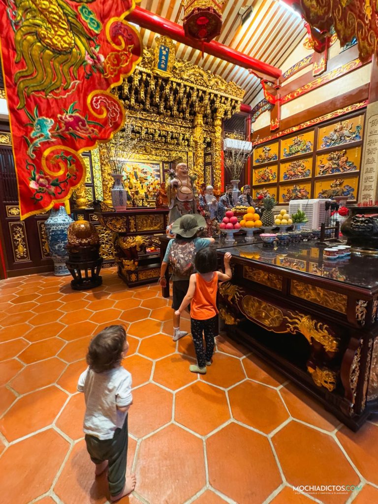 Ofrendas en templo en penang con niños