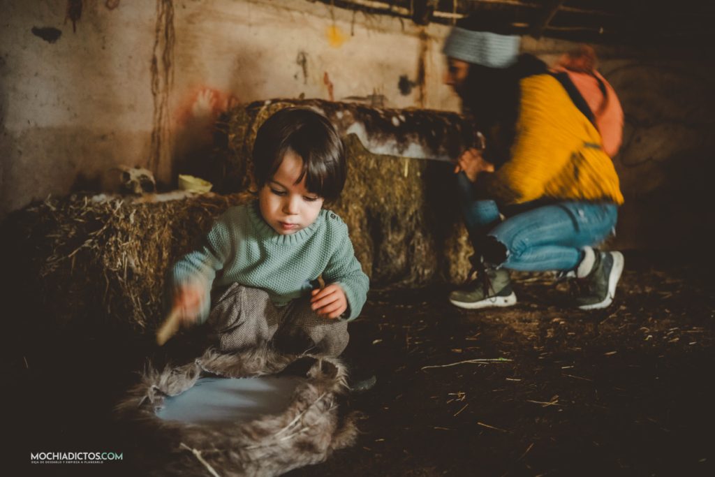 Parque de la prehistoria cordoba con niños pequeños