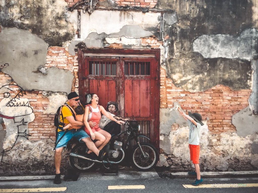 Street art niño en Moto penang