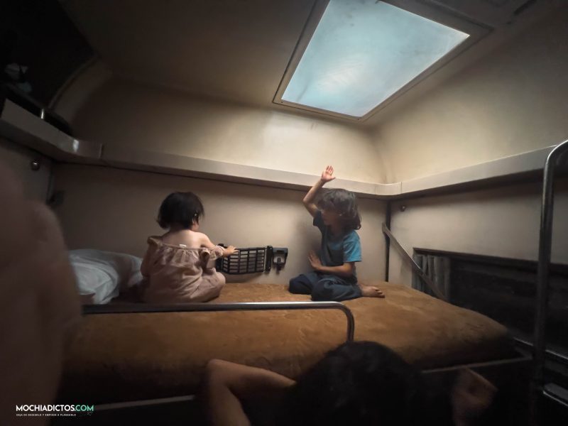 Tren nocturno en el cairocon niños