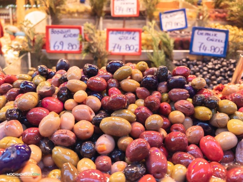 aceitunas en un mercado callejero Estambul