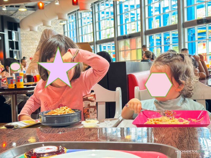 comiendo en pizza mania lego