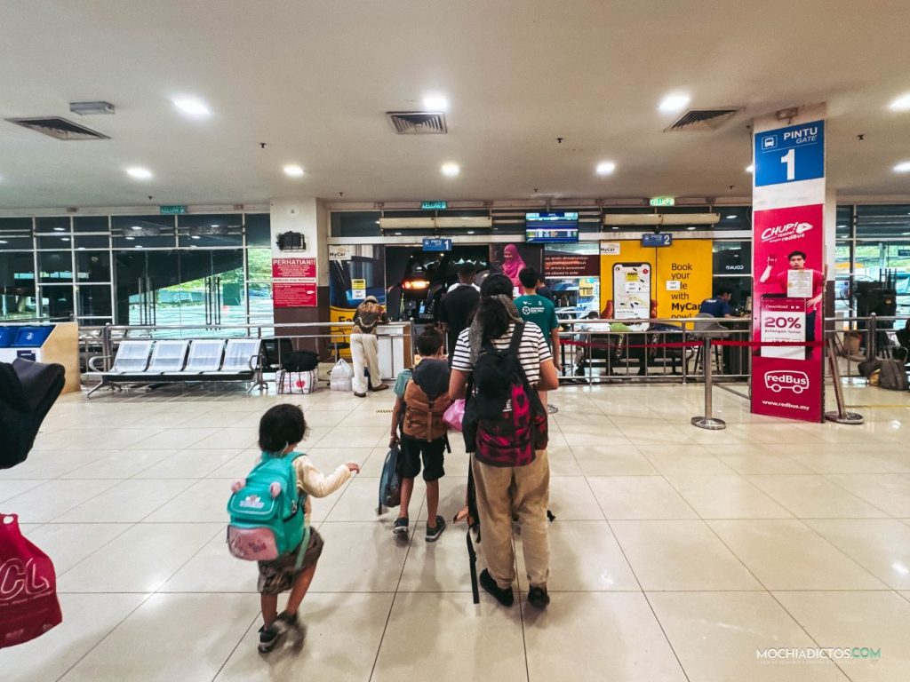 esperando para entrar en el autobús a Cameron Highlands en la estación de autobuses de Ipoh